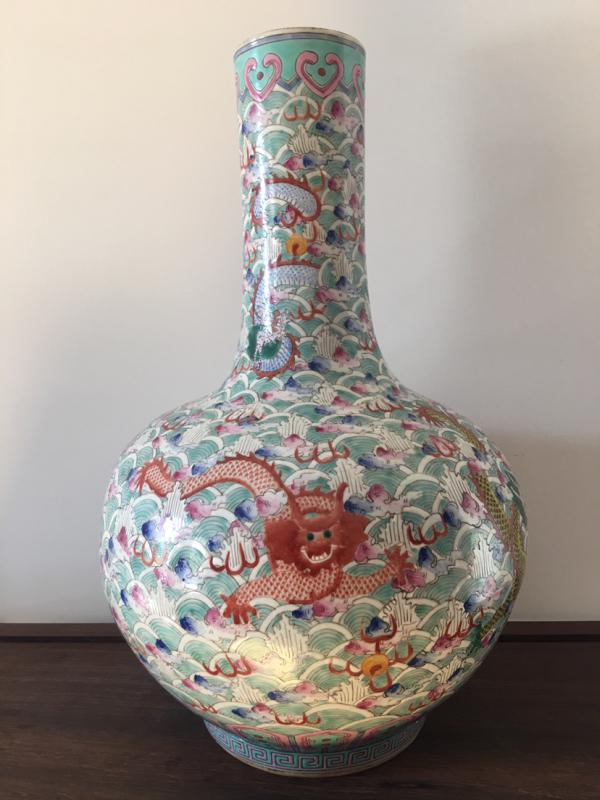 中国美術　中国陶磁器　色絵粉彩　牡丹に蝶々の図　小壺　花入れ　花瓶　オブジェ